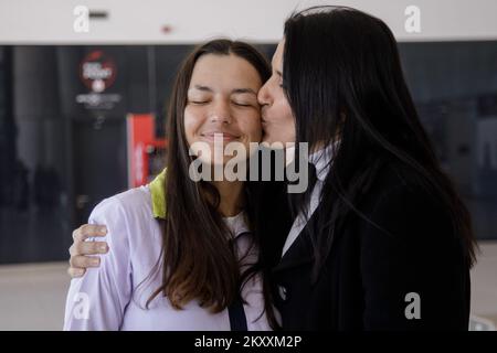 Ivana Marcinko, mère du joueur de tennis Petra Marcinko, est visible à l'aéroport de Zagreb, en Croatie, sur 30 janvier 2022. Le jeune joueur de tennis Petra Marcinko, qui a remporté le titre junior lors du premier tournoi du Grand Chelem de cette saison, est revenu à l'Open d'Australie. Elle a été accueillie à l'aéroport par sa famille et ses amis. Photo: Davor Puklavec/PIXSELL Banque D'Images