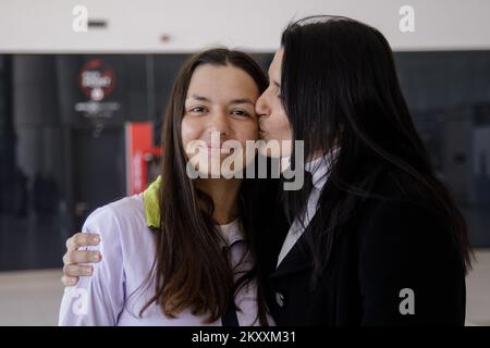 Ivana Marcinko, mère du joueur de tennis Petra Marcinko, est visible à l'aéroport de Zagreb, en Croatie, sur 30 janvier 2022. Le jeune joueur de tennis Petra Marcinko, qui a remporté le titre junior lors du premier tournoi du Grand Chelem de cette saison, est revenu à l'Open d'Australie. Elle a été accueillie à l'aéroport par sa famille et ses amis. Photo: Davor Puklavec/PIXSELL Banque D'Images