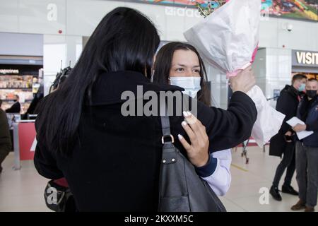 Ivana Marcinko, mère du joueur de tennis Petra Marcinko, est visible à l'aéroport de Zagreb, en Croatie, sur 30 janvier 2022. Le jeune joueur de tennis Petra Marcinko, qui a remporté le titre junior lors du premier tournoi du Grand Chelem de cette saison, est revenu à l'Open d'Australie. Elle a été accueillie à l'aéroport par sa famille et ses amis. Photo: Davor Puklavec/PIXSELL Banque D'Images