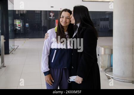 Ivana Marcinko, mère du joueur de tennis Petra Marcinko, est visible à l'aéroport de Zagreb, en Croatie, sur 30 janvier 2022. Le jeune joueur de tennis Petra Marcinko, qui a remporté le titre junior lors du premier tournoi du Grand Chelem de cette saison, est revenu à l'Open d'Australie. Elle a été accueillie à l'aéroport par sa famille et ses amis. Photo: Davor Puklavec/PIXSELL Banque D'Images