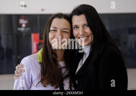 Ivana Marcinko, mère du joueur de tennis Petra Marcinko, est visible à l'aéroport de Zagreb, en Croatie, sur 30 janvier 2022. Le jeune joueur de tennis Petra Marcinko, qui a remporté le titre junior lors du premier tournoi du Grand Chelem de cette saison, est revenu à l'Open d'Australie. Elle a été accueillie à l'aéroport par sa famille et ses amis. Photo: Davor Puklavec/PIXSELL Banque D'Images