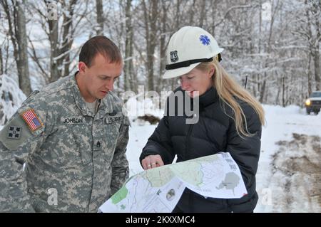 Parsons, W. V., 5 novembre 2012 Sgt. Jason Johnson, Garde nationale de l'Armée de Virginie-Occidentale, et Jennifer Rabuck (à droite), un des États-Unis Un travailleur du Service forestier de la forêt nationale de Chequamegon-Nicolet, dans le Wisconsin, coordonne les efforts de la Garde et du Service forestier pour dégager la route vers un site de relais radio d'urgence à distance défectueux, dans le comté de Tucker. Grâce à leurs efforts, les techniciens seront en mesure de rétablir le service. La FEMA travaille avec des partenaires de l'État, du gouvernement fédéral et de la région pour aider les résidents de l'État touchés par la neige profonde, les fortes pluies et les vents violents de l'ouragan Sandy. Ni Banque D'Images