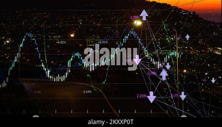 Les courbes financières sur la ville la nuit. Banque D'Images