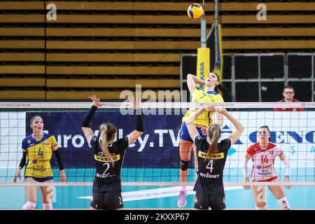 Mika Grbavica de Mladost Zagreb pointes pendant la coupe CEV le quart de finale du match entre HAOK Mladost Zagreb et LKS Comerciceone Lodz au Bojan Stranic Volleyball Hall à Zagreb, Croatie, sur 1 février 2022. Banque D'Images