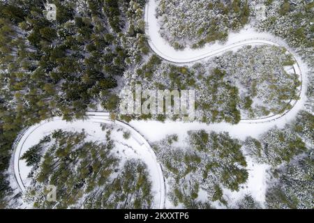 Photo aérienne de la piste de bobsleigh sur la montagne Trebevic à Sarajevo, Bosnie et Herzégovine, sur 9 février 2022. Lorsque Sarajevo a reçu les Jeux olympiques d'hiver de 1984 en 1977, une piste de bobsleigh et de luge a été proposée. La conception de la voie a été approuvée en 1981, la construction commençant à 1 juin de cette année-là. L'assemblage de la voie a été achevé le 30 septembre 1982. La piste a été endommagée à la suite du siège de Sarajevo du 5 avril 1992 au 29 février 1996 pendant la guerre de Bosnie. Pendant le siège, la piste a été utilisée comme position d'artillerie par les forces serbes bosniaques. Photo: Armin Durgut/PIXSELL Banque D'Images