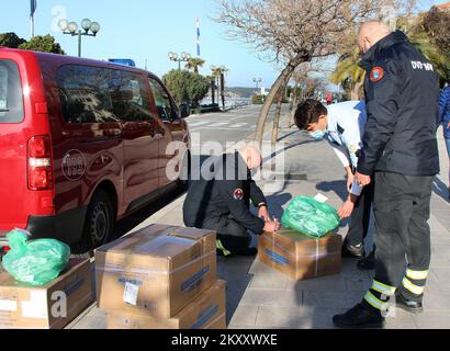 Les pompiers prennent en charge des tests rapides d'antigène à Sibenik, en Croatie, sur 10 février 2022. La distribution des tests d'antigène au COVID-19 pour les écoles du comté de Sibenik-Knin a commencé. Le Ministère de la science et de l'éducation prépare l'organisation de la mise en œuvre de mesures d'auto-évaluation pour les étudiants. Les tests seront effectués sur une base volontaire, par des parents ou des tuteurs d'élèves le lundi précédant les cours, et son objectif principal est d'abolir la mesure de l'auto-isolement pour tous les élèves ayant des résultats négatifs. L'idée est que seulement les étudiants qui sont positifs sur la rapide te Banque D'Images