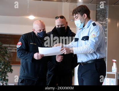 Les pompiers prennent en charge des tests rapides d'antigène à Sibenik, en Croatie, sur 10 février 2022. La distribution des tests d'antigène au COVID-19 pour les écoles du comté de Sibenik-Knin a commencé. Le Ministère de la science et de l'éducation prépare l'organisation de la mise en œuvre de mesures d'auto-évaluation pour les étudiants. Les tests seront effectués sur une base volontaire, par des parents ou des tuteurs d'élèves le lundi précédant les cours, et son objectif principal est d'abolir la mesure de l'auto-isolement pour tous les élèves ayant des résultats négatifs. L'idée est que seulement les étudiants qui sont positifs sur la rapide te Banque D'Images