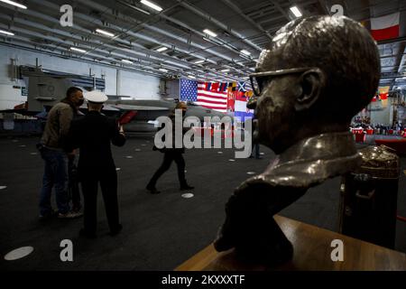 Un buste de l'ancien président américain Harry S. Truman à bord du porte-avions américain de la classe Nimitz USS Harry S. Truman, lors d'une visite à Split, en Croatie, sur 14 février 2022. Photo: Milan SABIC/PIXSELL Banque D'Images