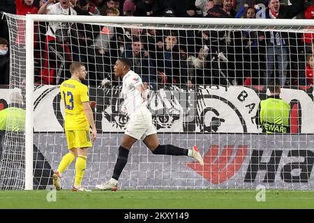 Anthony Martial du FC Sevilla fêtez après avoir marqué pendant l'UEFA Europa League Knockout Round Play-offs Leg One match entre le FC Sevilla et Dinamo Zagreb à l'Estadio Ramon Sanchez Pizjuan sur 17 février 2022 à Séville, en Espagne. Photo: Goran Stanzl/PIXSELL Banque D'Images