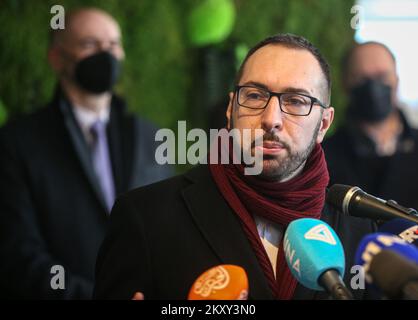 Le maire de Zagreb Tomislav Tomasevic fait une déclaration lors de l'ouverture du téléphérique de Sljeme, à Zagreb, en Croatie, sur 23 février 2022. Le nouveau téléphérique de Sljeme, Zicara Sljeme, qui reliera Zagreb au pic de Sljemeâ€™s sur la montagne de Medvednica, est ouvert. Le téléphérique de Sljeme offrira les transports en commun de l'arrêt inférieur dans le quartier de Dolje à Zagreb jusqu'au sommet du pic de Sljeme. Photo: Zeljko Hladika/PIXSELL Banque D'Images