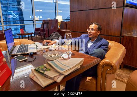 DUBAÏ - 08 SEPTEMBRE 2015 : intérieur de salon de classe affaires Emirates. Emirates est la plus grande compagnie aérienne du Moyen-Orient. C'est une compagnie aérienne basée à Dub Banque D'Images