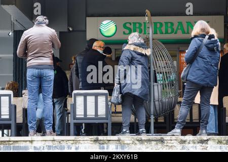 Les citoyens attendent en file d'attente devant la banque russe Sberbank à Zagreb, en Croatie, sur 25 février 2022. L'attaque d'hier de la Russie contre l'Ukraine a suscité des inquiétudes dans tous les domaines de la vie, ainsi que dans le domaine de l'assurance-dépôts, en particulier en ce qui concerne les banques russes opérant sur le territoire de la République de Croatie. Photo: Davor Puklavec/PIXSELL Banque D'Images