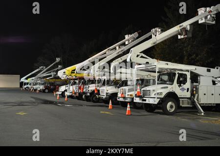 West long Branch, N.J., 9 novembre 2012 dans West long Branch, les camions de réparation électrique sont prêts dans la nuit à être utilisés pendant le prochain quart de travail pour continuer l'énorme travail de restauration de l'énergie aux milliers dans l'état encore sans. La FEMA travaille avec les agences locales et nationales pour accélérer le retour de la normalité après la dévastation de l'ouragan Sandy. New Jersey ouragan Sandy. Photographies relatives aux programmes, aux activités et aux fonctionnaires de gestion des catastrophes et des situations d'urgence Banque D'Images