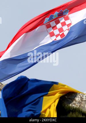 Le drapeau de l'Ukraine est vu à la forteresse de Knin en solidarité avec le peuple ukrainien après l'attaque de la Russie en Ukraine à Knin, en Croatie, sur 5 mars 2022. Photo: Dusko Jaramaz/PIXSELL Banque D'Images