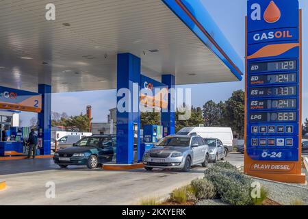 Les chauffeurs font la queue pour entrer dans une station-service après l'annonce d'une éventuelle augmentation du prix du carburant à Pula, en Croatie, sur 07 mars 2022. Photo: Srecko Niketic/PIXSELL Banque D'Images