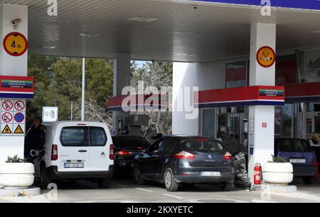 Les conducteurs font la queue pour entrer dans une station-service après l'annonce d'une éventuelle augmentation du prix du carburant à Sibenik, en Croatie, sur 07 mars 2022. Photo: Dusko Jaramaz/PIXSELL Banque D'Images