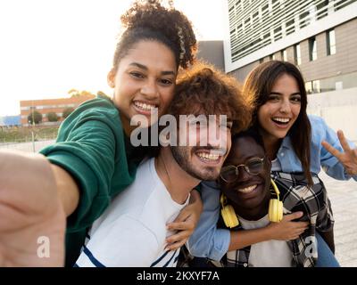 Perspective selfie d'un groupe de jeunes amis divers ayant un bon moment Banque D'Images