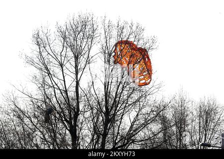 Un parachute de cargaison coincé sur les arbres au site de l'accident. La police mène une enquête après que l'objet est tombé de l'air sur Jaraun, et la police a confirmé qu'un cratère et deux parachutes ont été trouvés. Les agents de police ont assuré une zone plus étroite et plus large de la scène où l'enquête est menée avec la participation de tous les services compétents. Peu après 11 heures, un objet inconnu a frappé le sol près du dortoir d'étudiants de Stjepan Radic, provoquant une détonation puissante qui a été entendue dans cette partie de la ville. L'enquête de police sur la rue Jarunska où l'objet Banque D'Images