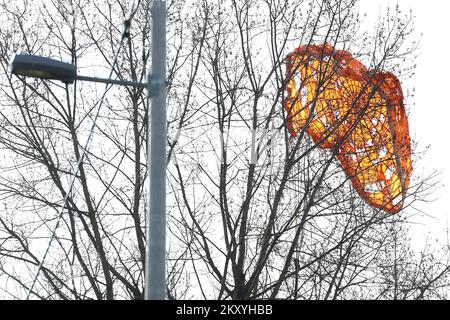 Un parachute de cargaison coincé sur les arbres au site de l'accident. La police mène une enquête après que l'objet est tombé de l'air sur Jaraun, et la police a confirmé qu'un cratère et deux parachutes ont été trouvés. Les agents de police ont assuré une zone plus étroite et plus large de la scène où l'enquête est menée avec la participation de tous les services compétents. Peu après 11 heures, un objet inconnu a frappé le sol près du dortoir d'étudiants de Stjepan Radic, provoquant une détonation puissante qui a été entendue dans cette partie de la ville. L'enquête de police sur la rue Jarunska où l'objet Banque D'Images