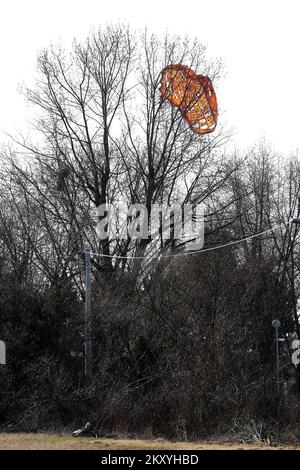 Un parachute de cargaison coincé sur les arbres au site de l'accident. La police mène une enquête après que l'objet est tombé de l'air sur Jaraun, et la police a confirmé qu'un cratère et deux parachutes ont été trouvés. Les agents de police ont assuré une zone plus étroite et plus large de la scène où l'enquête est menée avec la participation de tous les services compétents. Peu après 11 heures, un objet inconnu a frappé le sol près du dortoir d'étudiants de Stjepan Radic, provoquant une détonation puissante qui a été entendue dans cette partie de la ville. L'enquête de police sur la rue Jarunska où l'objet Banque D'Images