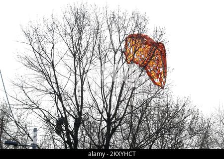 Un parachute de cargaison coincé sur les arbres au site de l'accident. La police mène une enquête après que l'objet est tombé de l'air sur Jaraun, et la police a confirmé qu'un cratère et deux parachutes ont été trouvés. Les agents de police ont assuré une zone plus étroite et plus large de la scène où l'enquête est menée avec la participation de tous les services compétents. Peu après 11 heures, un objet inconnu a frappé le sol près du dortoir d'étudiants de Stjepan Radic, provoquant une détonation puissante qui a été entendue dans cette partie de la ville. L'enquête de police sur la rue Jarunska où l'objet Banque D'Images