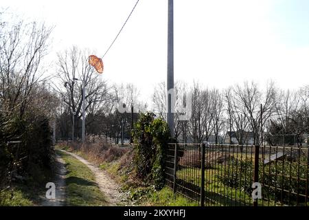 Un parachute de cargaison coincé sur les arbres au site de l'accident. La police mène une enquête après que l'objet est tombé de l'air sur Jaraun, et la police a confirmé qu'un cratère et deux parachutes ont été trouvés. Les agents de police ont assuré une zone plus étroite et plus large de la scène où l'enquête est menée avec la participation de tous les services compétents. Peu après 11 heures, un objet inconnu a frappé le sol près du dortoir d'étudiants de Stjepan Radic, provoquant une détonation puissante qui a été entendue dans cette partie de la ville. L'enquête de police sur la rue Jarunska où l'objet Banque D'Images