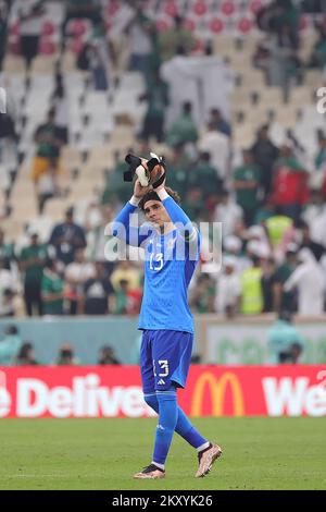 Lusail, Qatar. 30th novembre 2022. Guillermo Ochoa, gardien de but du Mexique, accueille les spectateurs après le match du Groupe C entre l'Arabie saoudite et le Mexique lors de la coupe du monde de la FIFA 2022 au stade Lusail à Lusail, Qatar, le 30 novembre 2022. Crédit: Wang Dongzhen/Xinhua/Alay Live News Banque D'Images