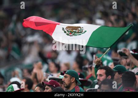 Lusail, Qatar. 30th novembre 2022. Un partisan du Mexique fait le drapeau après le match du Groupe C entre l'Arabie saoudite et le Mexique lors de la coupe du monde de la FIFA 2022 au stade Lusail à Lusail, Qatar, le 30 novembre 2022. Credit: Meng Dingbo/Xinhua/Alay Live News Banque D'Images