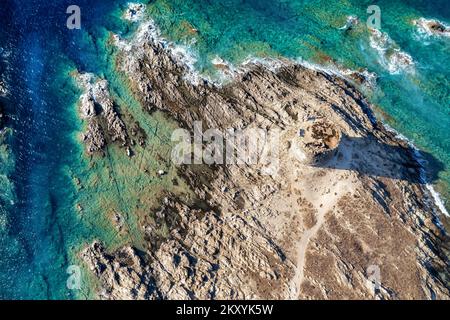 Magnifique paysage marin d'été depuis les airs. La Pelosa est une plage populaire dans l'île de sardaigne en Italie tir de drone aérien Banque D'Images