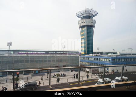 PARIS - 08 AOÛT 2015 : tour de contrôle de l'aéroport d'Orly. L'aéroport de Paris Orly est un aéroport international situé en partie à Orly et en partie à Villene Banque D'Images