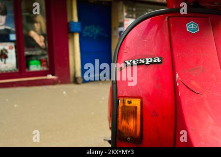 PARIS, FRANCE - 09 AOÛT 2015 : motos modernes et anciennes garées dans la rue de Paris. Paris, la ville de l'Amour, est une destination de voyage populaire Banque D'Images