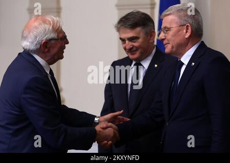 Le haut représentant de l'Union européenne pour les affaires étrangères et la politique de sécurité Josep Borrell se met en présence d'un membre de la présidence de Bosnie-Herzégovine, Sefik Dzaferovic, avant la réunion sur le 16 mars 2022 à Sarajevo, en Bosnie-Herzégovine. Photo: Armin Durgut/PIXSELL Banque D'Images