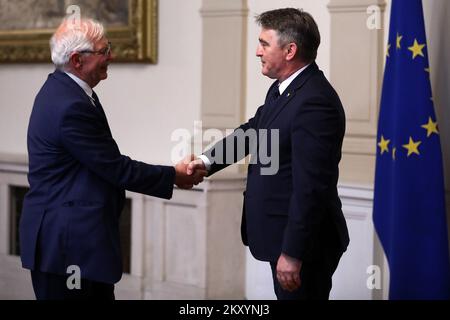 Josep Borrell, Haut représentant de l'Union européenne pour les affaires étrangères et la politique de sécurité, se met à la main avec un membre de la présidence de Bosnie-Herzégovine, Zeljko Komsic, avant la réunion, à Sarajevo, en Bosnie-Herzégovine, sur le 16 mars 2022. Photo: Armin Durgut/PIXSELL Banque D'Images