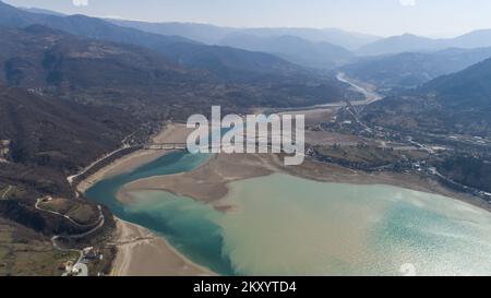 Le lac Jablanicko peut être vu sur la photo à Liscici, Bosnie-Herzégovine sur 21 mars 2022. Après le lac Jablanicko presque complètement séché il y a quelques semaines, aujourd'hui la situation est un peu meilleure, l'eau est versée dans le lit de la rivière. Au début du deuxième mois, l'eau du lac Jablanica a reculé, laissant derrière elle des scènes troublantes de dépressions du lac exposées. Photo: Armin Durgut/PIXSELL Banque D'Images