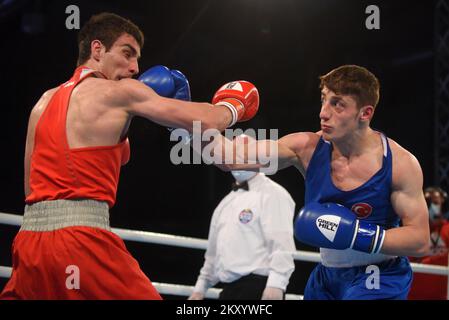 Artur Shakhpazyan d'Arménie (rouge) combat Kerem Ozmen de Turquie (bleu) lors des Championnats d'Europe de boxe U22 de l'UBC poids-lourd léger (60-63,5kg) finale masculine au Intersport Hall sur 23 mars 2022 à Porec, Croatie. Photo: SASA Miljevic/PIXSELL Banque D'Images