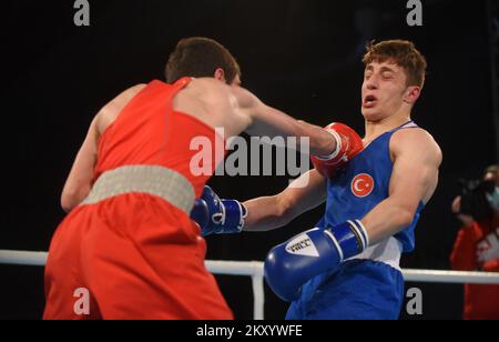 Artur Shakhpazyan d'Arménie (rouge) combat Kerem Ozmen de Turquie (bleu) lors des Championnats d'Europe de boxe U22 de l'UBC poids-lourd léger (60-63,5kg) finale masculine au Intersport Hall sur 23 mars 2022 à Porec, Croatie. Photo: SASA Miljevic/PIXSELL Banque D'Images