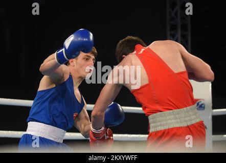 Artur Shakhpazyan d'Arménie (rouge) combat Kerem Ozmen de Turquie (bleu) lors des Championnats d'Europe de boxe U22 de l'UBC poids-lourd léger (60-63,5kg) finale masculine au Intersport Hall sur 23 mars 2022 à Porec, Croatie. Photo: SASA Miljevic/PIXSELL Banque D'Images