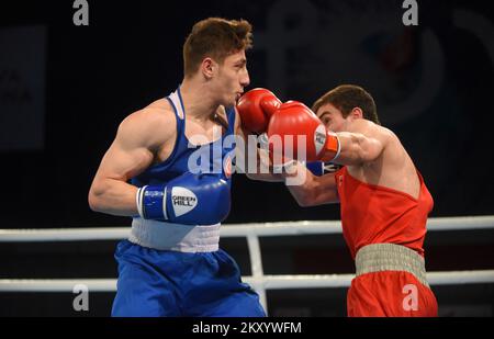 Artur Shakhpazyan d'Arménie (rouge) combat Kerem Ozmen de Turquie (bleu) lors des Championnats d'Europe de boxe U22 de l'UBC poids-lourd léger (60-63,5kg) finale masculine au Intersport Hall sur 23 mars 2022 à Porec, Croatie. Photo: SASA Miljevic/PIXSELL Banque D'Images