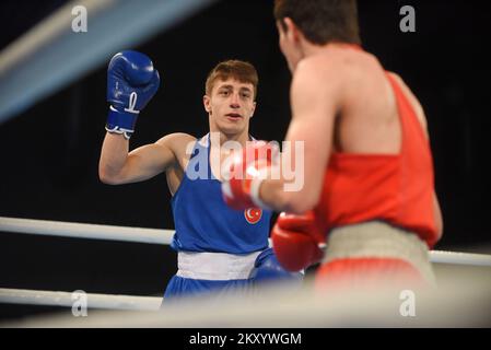 Artur Shakhpazyan d'Arménie (rouge) combat Kerem Ozmen de Turquie (bleu) lors des Championnats d'Europe de boxe U22 de l'UBC poids-lourd léger (60-63,5kg) finale masculine au Intersport Hall sur 23 mars 2022 à Porec, Croatie. Photo: SASA Miljevic/PIXSELL Banque D'Images