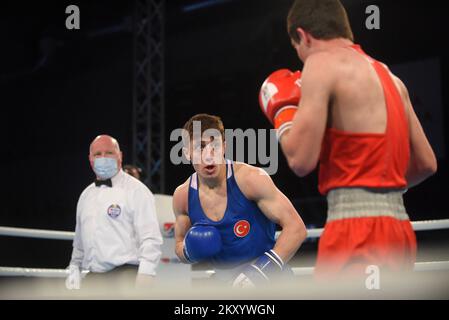 Artur Shakhpazyan d'Arménie (rouge) combat Kerem Ozmen de Turquie (bleu) lors des Championnats d'Europe de boxe U22 de l'UBC poids-lourd léger (60-63,5kg) finale masculine au Intersport Hall sur 23 mars 2022 à Porec, Croatie. Photo: SASA Miljevic/PIXSELL Banque D'Images