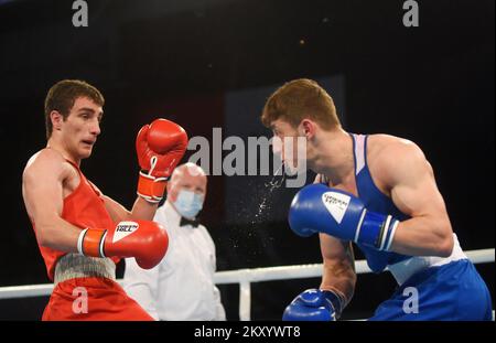 Artur Shakhpazyan d'Arménie (rouge) combat Kerem Ozmen de Turquie (bleu) lors des Championnats d'Europe de boxe U22 de l'UBC poids-lourd léger (60-63,5kg) finale masculine au Intersport Hall sur 23 mars 2022 à Porec, Croatie. Photo: SASA Miljevic/PIXSELL Banque D'Images