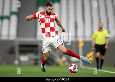 Josko Gvardiol, de Croatie, contrôle une balle lors du match international amical entre la Croatie et la Slovénie au stade de la ville d'éducation sur 26 mars 2022 à Doha, au Qatar. Photo: Igor Kralj/PIXSELL Banque D'Images