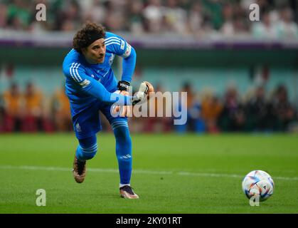 Guillermo Ochoa, gardien de but mexicain, lors du match du groupe C de la coupe du monde de la FIFA, au stade Lusail à Lusail, au Qatar. Date de la photo: Mercredi 30 novembre 2022. Banque D'Images