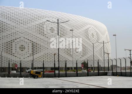 La photo montre le stade Al Thumama à Doha, au Qatar, sur 29 mars 2022. Le stade Al Thumama est le premier stade conçu par l'architecte qatari Ibrahim Mohammed Jaidah, s'inspirant de gahfiya, coiffures traditionnelles au Qatar et dans tout le Moyen-Orient et en Afrique. Le revêtement blanc du stade imite la conception complexe de la gahfiya, le harnais porté par les garçons avant qu'ils deviennent adultes, à ce point les ghutras sont ajoutés au sommet de la gahfiya. Photo: Igor Kralj/PIXSELL Banque D'Images