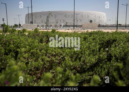 La photo montre le stade Al Thumama à Doha, au Qatar, sur 29 mars 2022. Le stade Al Thumama est le premier stade conçu par l'architecte qatari Ibrahim Mohammed Jaidah, s'inspirant de gahfiya, coiffures traditionnelles au Qatar et dans tout le Moyen-Orient et en Afrique. Le revêtement blanc du stade imite la conception complexe de la gahfiya, le harnais porté par les garçons avant qu'ils deviennent adultes, à ce point les ghutras sont ajoutés au sommet de la gahfiya. Photo: Igor Kralj/PIXSELL Banque D'Images