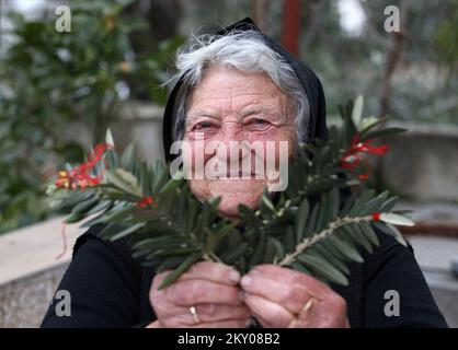 Le tricotage de branches d'olive peut être vu dans la photo à Bodarica, Croatie sur 9 avril 2022. Le tricotage des branches d'olive est une coutume traditionnelle pour les plus grandes vacances chrétiennes, Pâques. Photo: Dusko Jaramaz/PIXSELL Banque D'Images