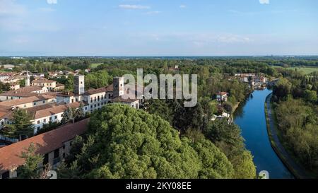 Vue aérienne du Naviglio Grande, Castelletto Di Cuggiono, près de Milan, Italie Banque D'Images