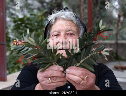 Le tricotage de branches d'olive peut être vu dans la photo à Bodarica, Croatie sur 9 avril 2022. Le tricotage des branches d'olive est une coutume traditionnelle pour les plus grandes vacances chrétiennes, Pâques. Photo: Dusko Jaramaz/PIXSELL Banque D'Images