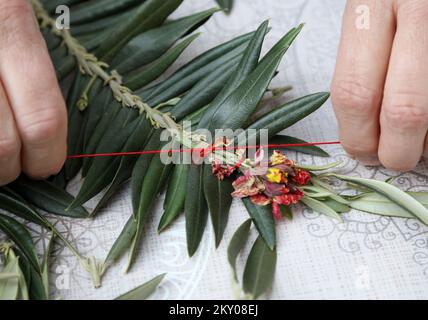 Le tricotage de branches d'olive peut être vu dans la photo à Bodarica, Croatie sur 9 avril 2022. Le tricotage des branches d'olive est une coutume traditionnelle pour les plus grandes vacances chrétiennes, Pâques. Photo: Dusko Jaramaz/PIXSELL Banque D'Images