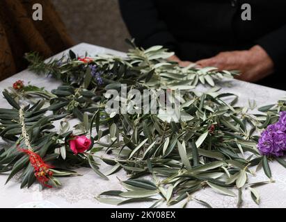 Le tricotage de branches d'olive peut être vu dans la photo à Bodarica, Croatie sur 9 avril 2022. Le tricotage des branches d'olive est une coutume traditionnelle pour les plus grandes vacances chrétiennes, Pâques. Photo: Dusko Jaramaz/PIXSELL Banque D'Images